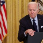 ‘Entras en la sala (…), tomas asiento’: revelan las instrucciones que le dan por escrito a Biden