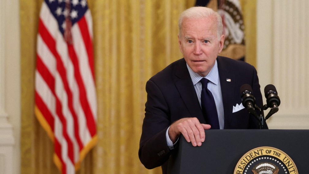 ‘Entras en la sala (…), tomas asiento’: revelan las instrucciones que le dan por escrito a Biden