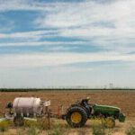 «Apenas lo estamos logrando»: un granjero furioso se vuelve viral al explicar por qué los precios de los alimentos «van a subir»