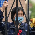 Las autoridades locales de Shanghai dudan en levantar los bloqueos según lo ordenado