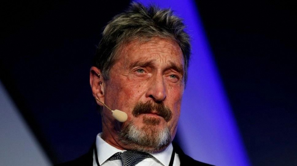 El cadáver de John McAfee sigue retenido por el gobierno 1 año después de su muerte