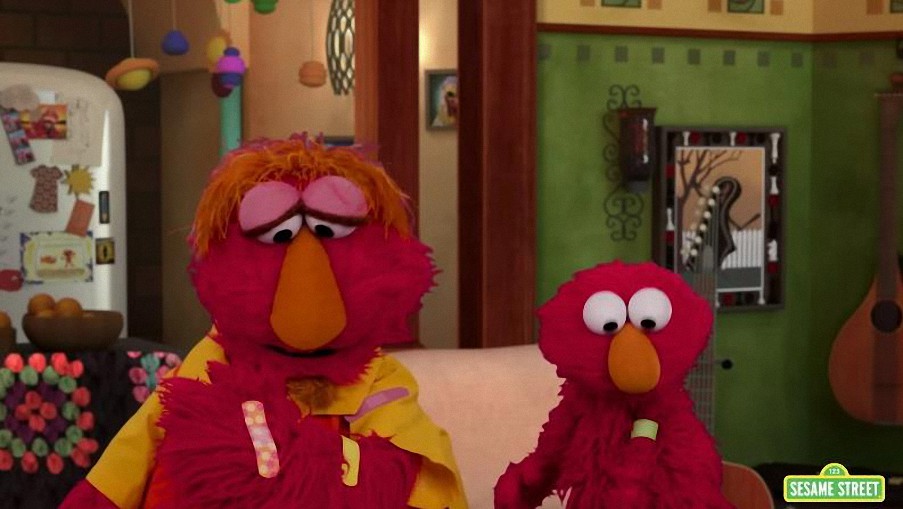 El programa infantil de PBS, Barrio Sésamo, utiliza a Elmo para promover la vacuna contra el covid para niños