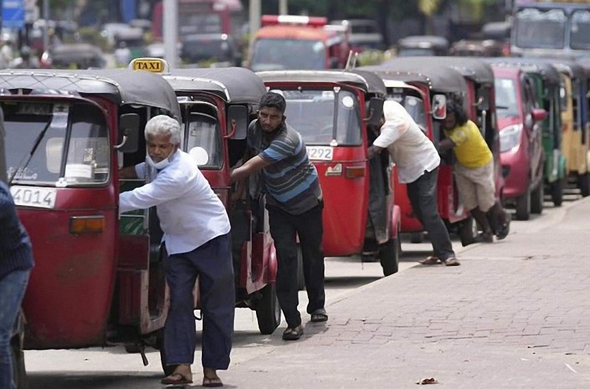 Sri Lanka suspende las ventas de combustible en medio del colapso económico; pide ayuda a los rusos