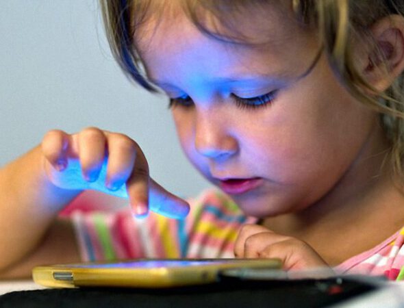 tech-apps-spying-kids-feature-800x417-1