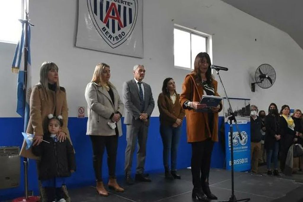 Funcionaria argentina habla en lenguaje inclusivo en un acto escolar y es abucheada por el público