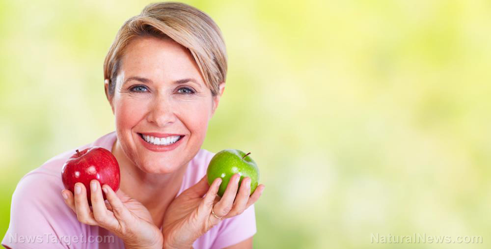 Estudio: el consumo de manzanas, naranjas y fresas puede ayudar a las personas con enfermedad de Parkinson a vivir más tiempo