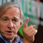 Ray Dalio: “La economía y la bolsa serán aplastadas. Pero lo peor es que las democracias caerían»