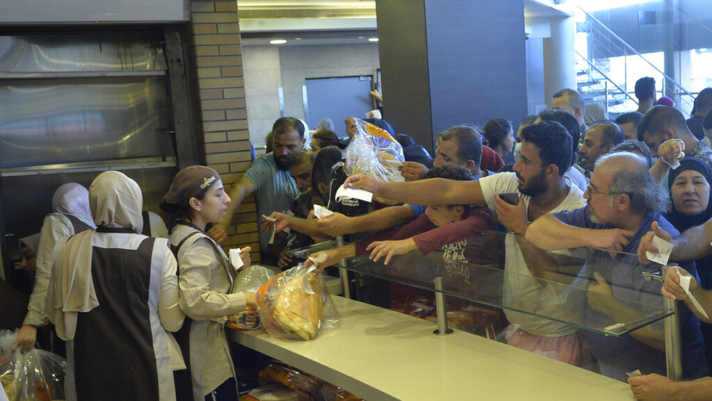 Libaneses toman por asalto las panaderías a medida que se profundiza la crisis alimentaria