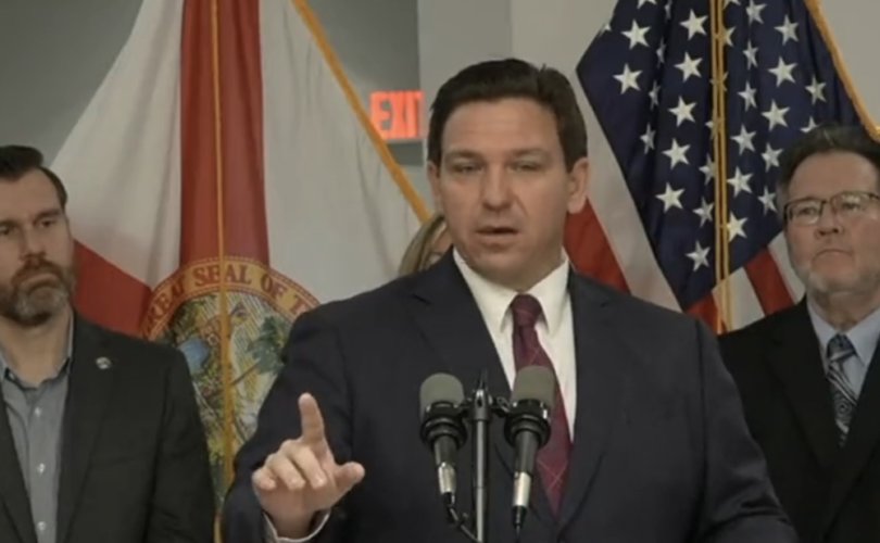 Ron DeSantis promociona la ley de Florida que garantiza el derecho de los pacientes a las visitas en respuesta a los bloqueos de COVID