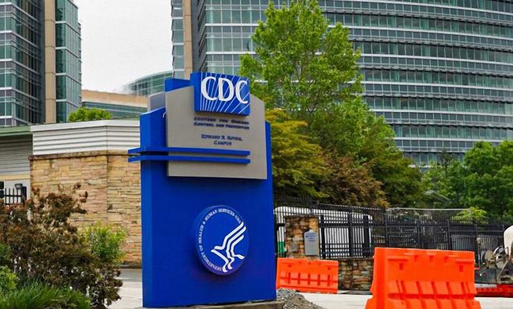 Revelan que los CDC confirmaron una muerte tras vacunación contra el COVID por una coagulación sanguínea dos semanas antes de alertar al público sobre ello