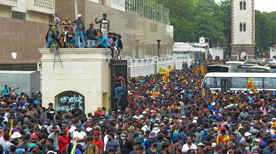 Manifestantes de Sri Lanka asaltan la casa del presidente en medio del colapso económico