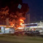 Tienda de comestibles de picnic financiada por Bill Gates incendiada en Holanda en medio de protestas holandesas