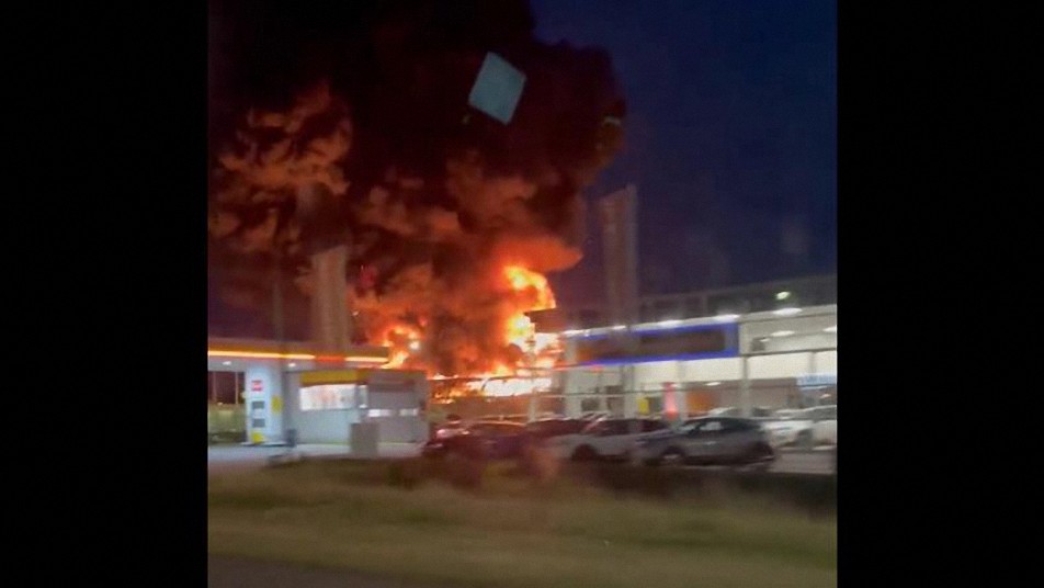 Tienda de comestibles de picnic financiada por Bill Gates incendiada en Holanda en medio de protestas holandesas