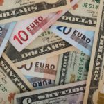 El euro cae a la paridad del dólar por primera vez desde 2002