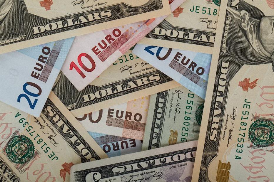 El euro cae a la paridad del dólar por primera vez desde 2002