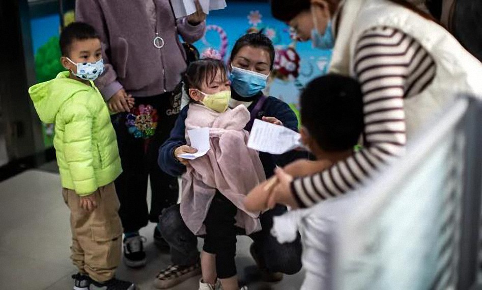 Niños chinos obligados a ‘motivar’ a sus abuelos a vacunarse contra el COVID