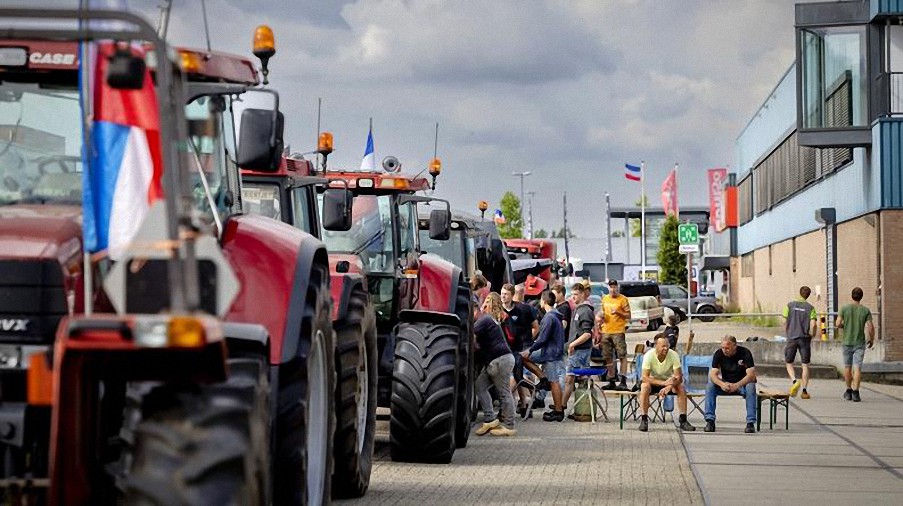 ‘No somos esclavos’: agricultores de Italia, España y Polonia se unen a las protestas holandesas