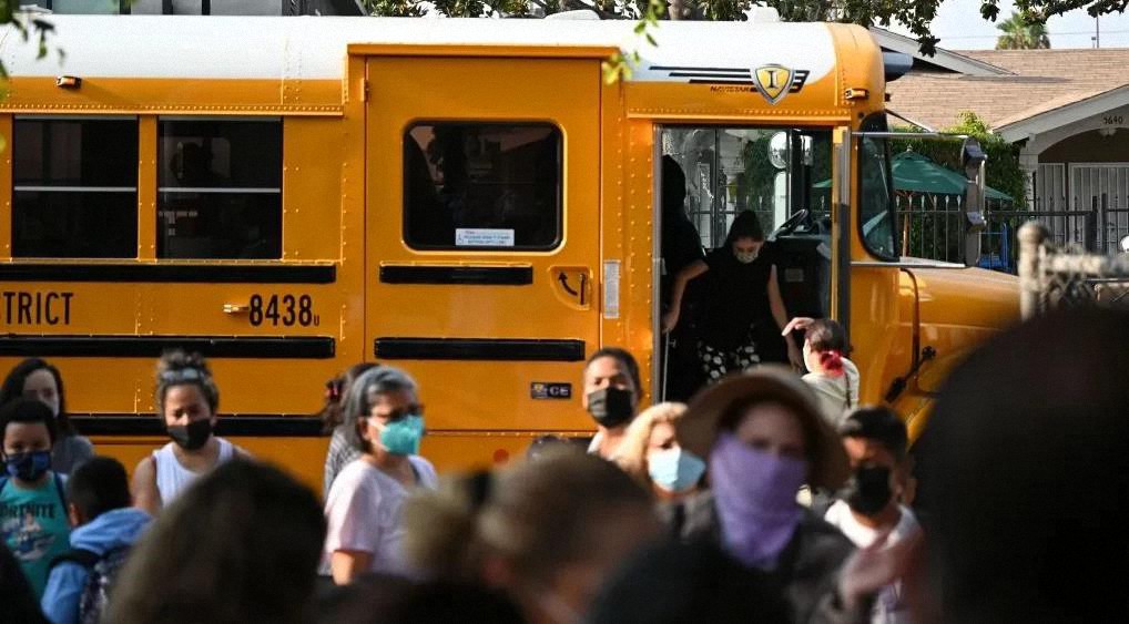 Funcionarios del hospital de Los Ángeles descartan el ‘bombo mediático’ al COVID-19 a medida que se avecina un nuevo mandato de mascarillas