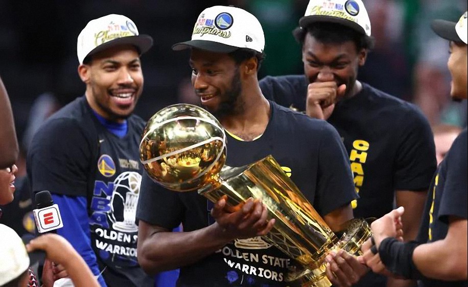 La estrella de la NBA Andrew Wiggins lamenta haberse sometido a la vacuna contra el COVID-19 a pesar de ganar el campeonato