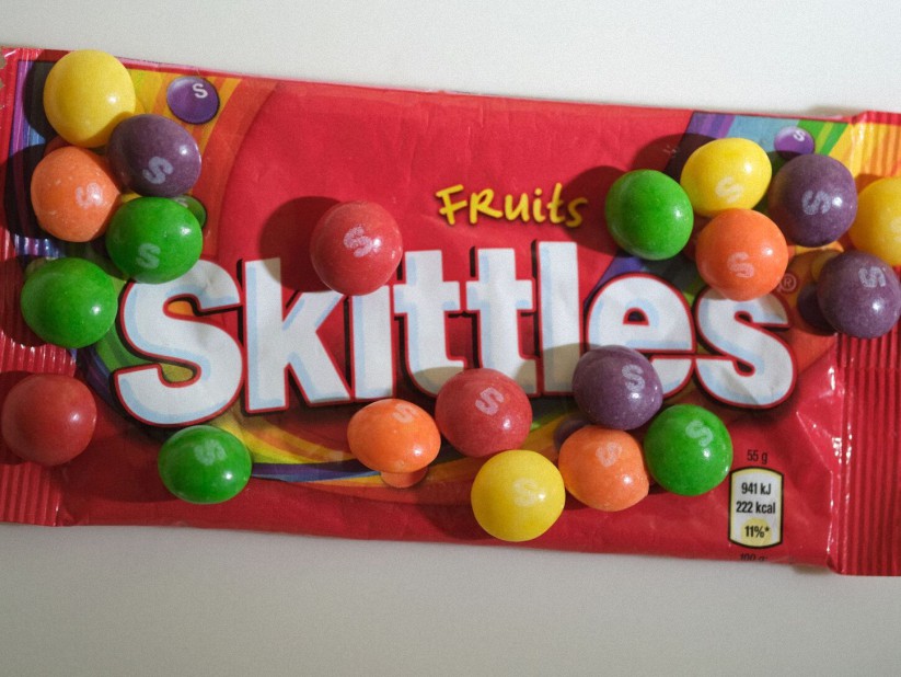 Demandan al fabricante de Skittles: los caramelos contienen dióxido de titanio, un colorante venenoso que puede dañar los órganos vitales y el ADN