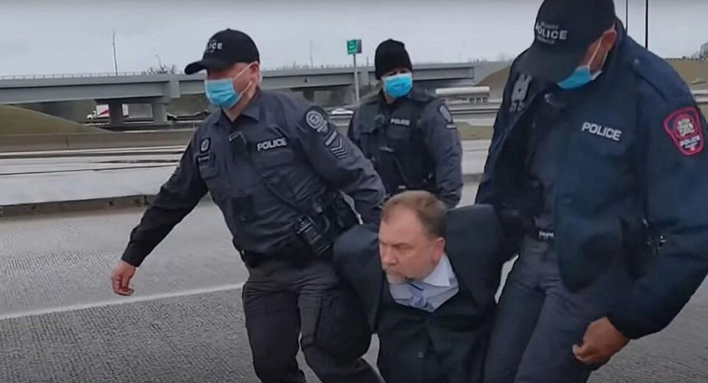 Pastor canadiense arrestado por celebrar servicios religiosos durante el encierro de COVID gana victoria legal