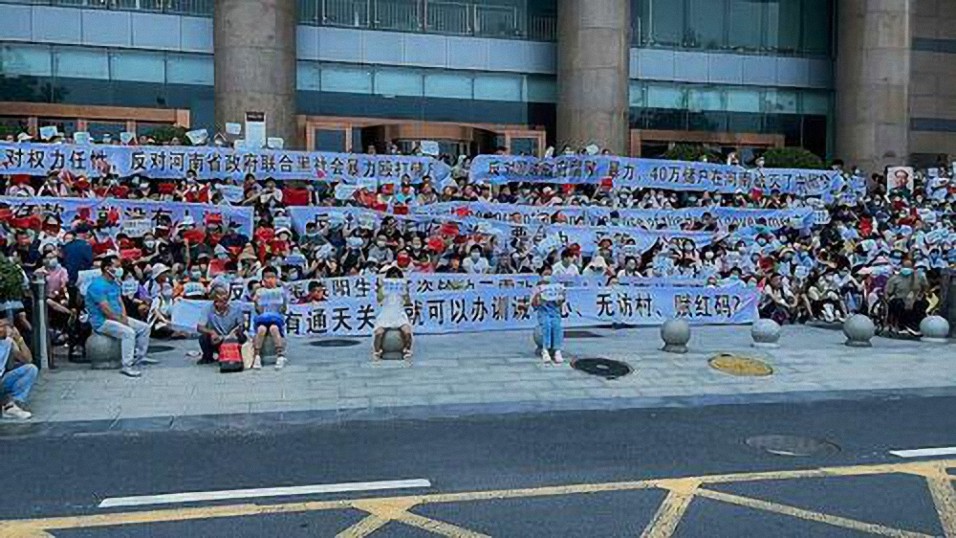 La corrida bancaria china se vuelve violenta después de que una multitud enfurecida irrumpa en la sucursal del Banco de China por depósitos congelados