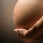 ¿A qué se debe el descenso de las tasas de natalidad en el mundo nueve meses después de la implementación de las vacunas a los más jóvenes?