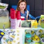 La policía cierra el puesto de limonada de una niña de 8 años para proteger a la sociedad de la limonada sin licencia