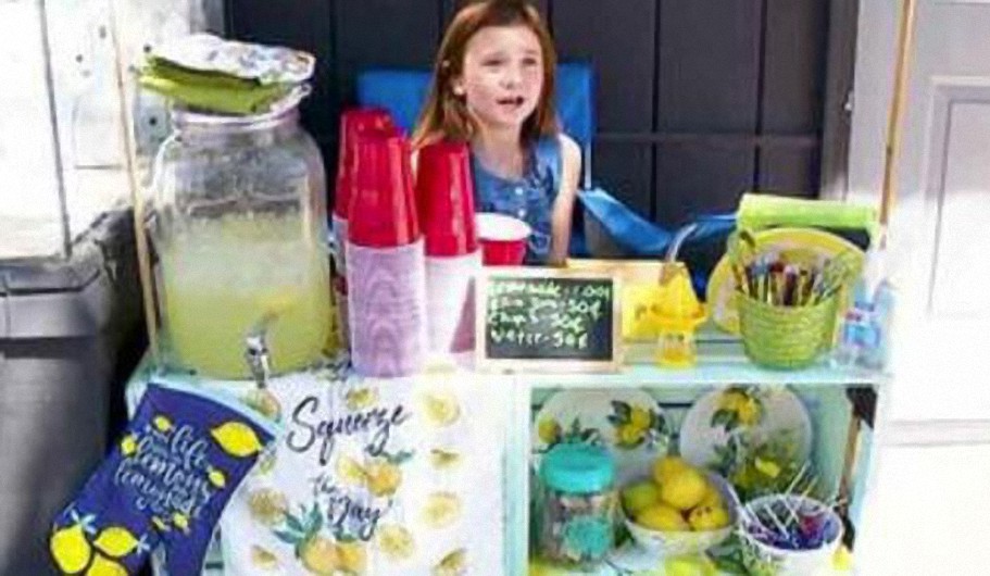 La policía cierra el puesto de limonada de una niña de 8 años para proteger a la sociedad de la limonada sin licencia