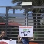 Ex estrella infantil protesta por abusos a menores en la industria del espectáculo, fuera de la sede de Nickelodeon