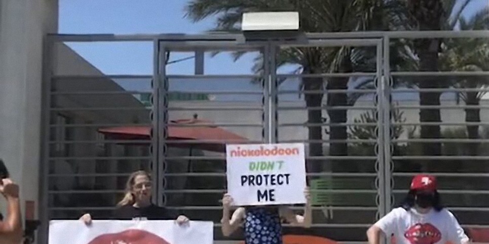 Ex estrella infantil protesta por abusos a menores en la industria del espectáculo, fuera de la sede de Nickelodeon