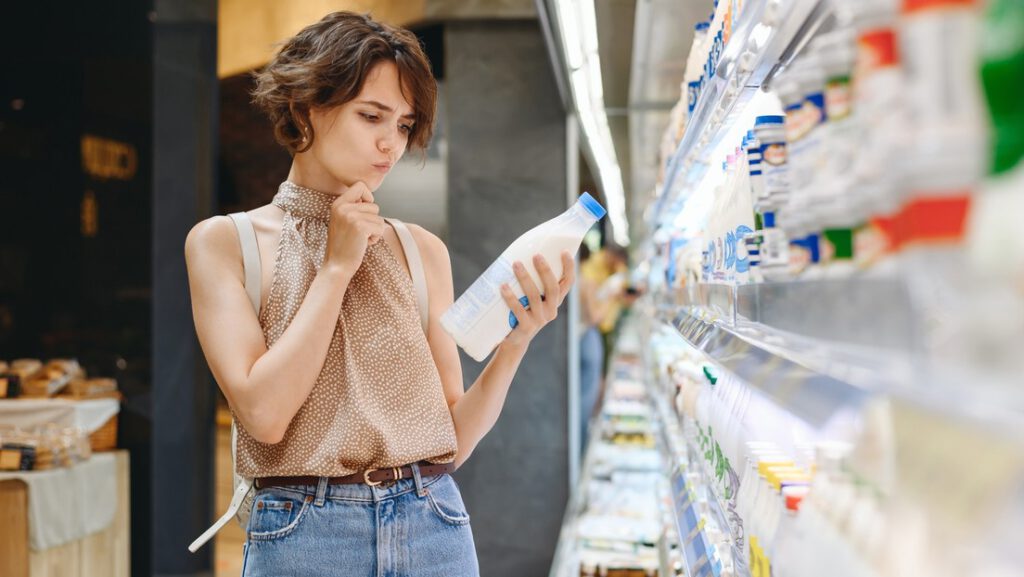 Una cadena de supermercados de Reino Unido eliminará la fecha de caducidad en productos frescos para reducir el desperdicio alimentario