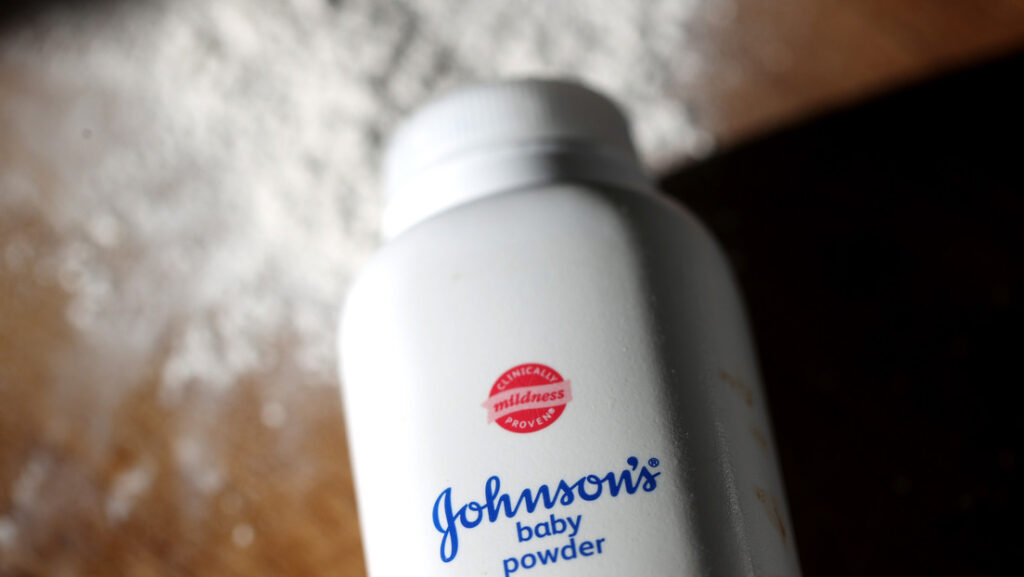 Johnson & Johnson dejará de vender sus polvos de talco para bebés en todo el mundo en 2023