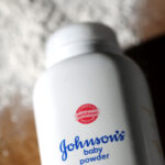 Johnson & Johnson dejará de vender sus polvos de talco para bebés en todo el mundo en 2023