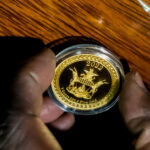 Zimbabue presenta un nuevo tipo de monedas de oro para luchar contra la inflación