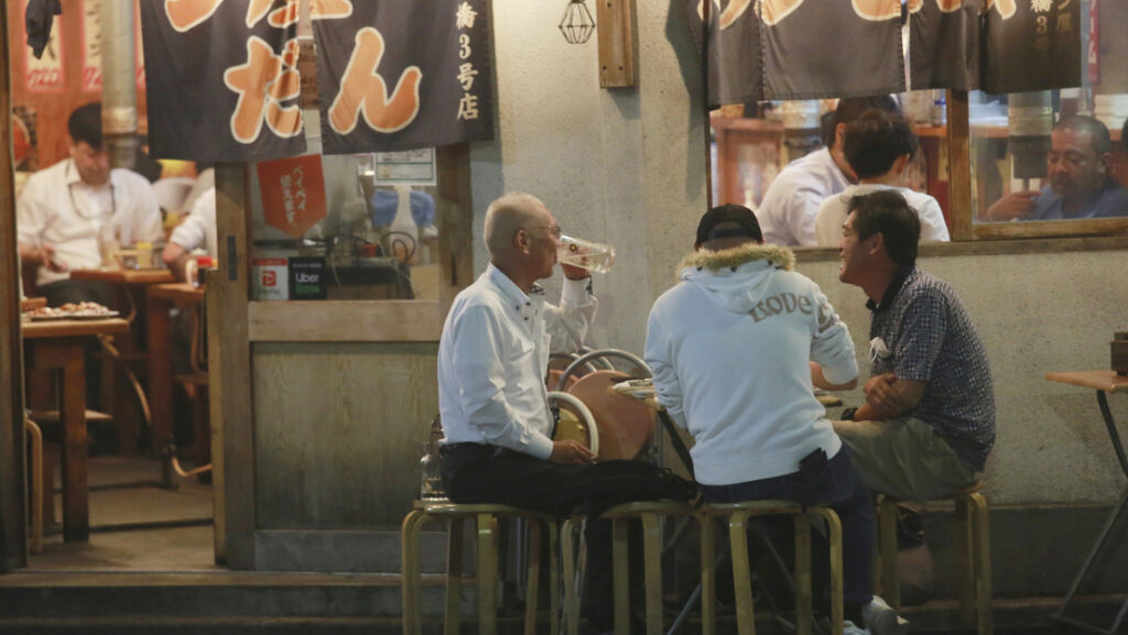 Japón quiere que la gente beba más alcohol a medida que la tendencia generacional recorta la recaudación de impuestos