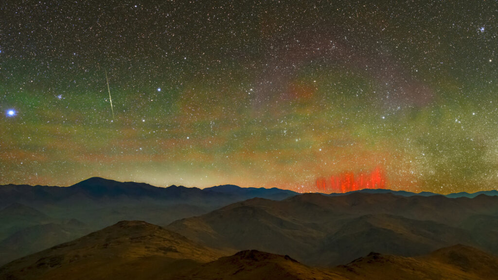 Captan los extraños ‘duendes rojos’ en el cielo del desierto chileno de Atacama