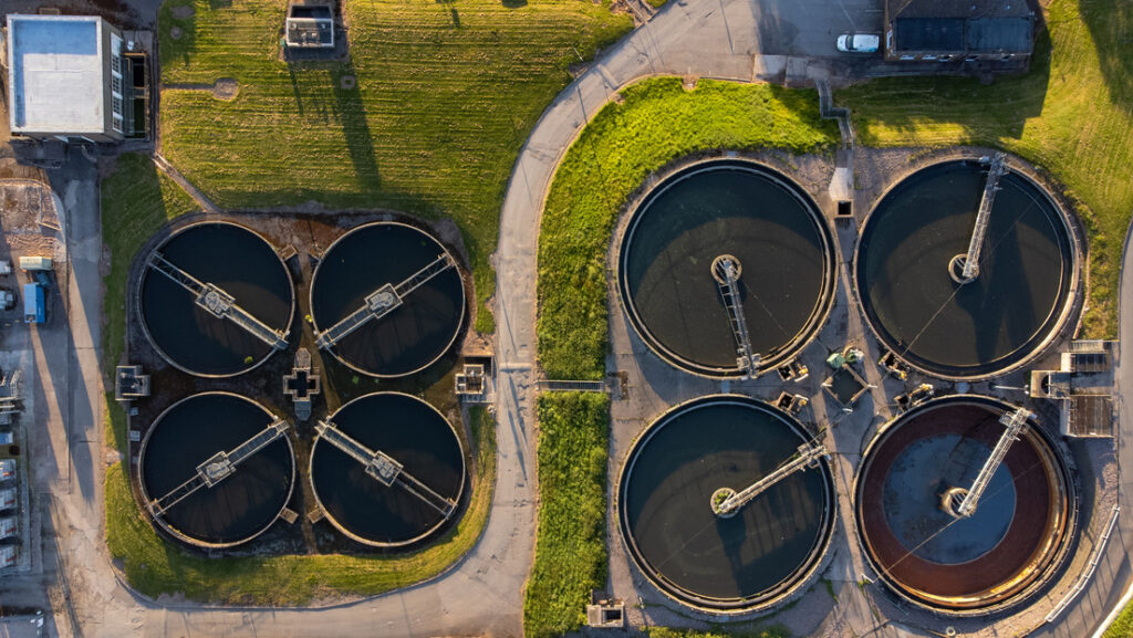 Llaman a los británicos a beber agua potable derivada de residuales líquidos