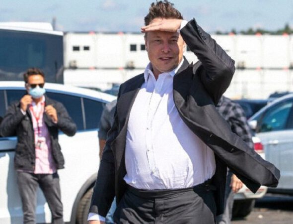 Elon-Musk-shades-his-eyes-in-front-of-a-Tesla-640x480-1