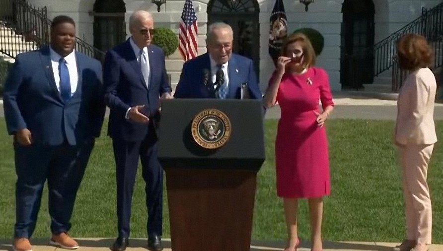 Biden confundido esperando el segundo apretón de manos después de olvidar que ya le dio la mano a Schumer