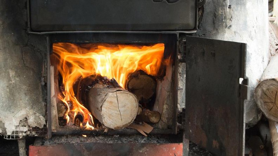 Británicos encenderán estufas de leña para evitar congelamiento este invierno