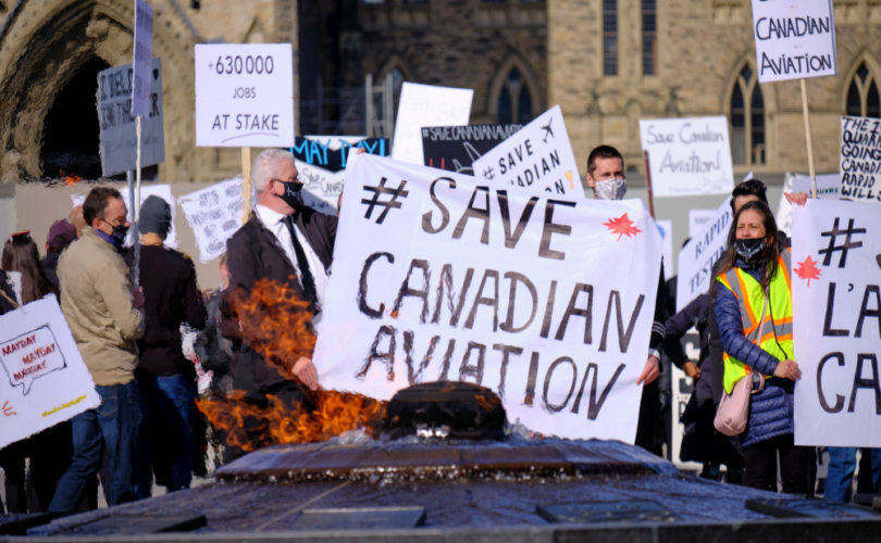 Trabajadores de aerolíneas canadienses afectados por los mandatos de la vacuna contra el Covid preparan demandas ‘masivas’