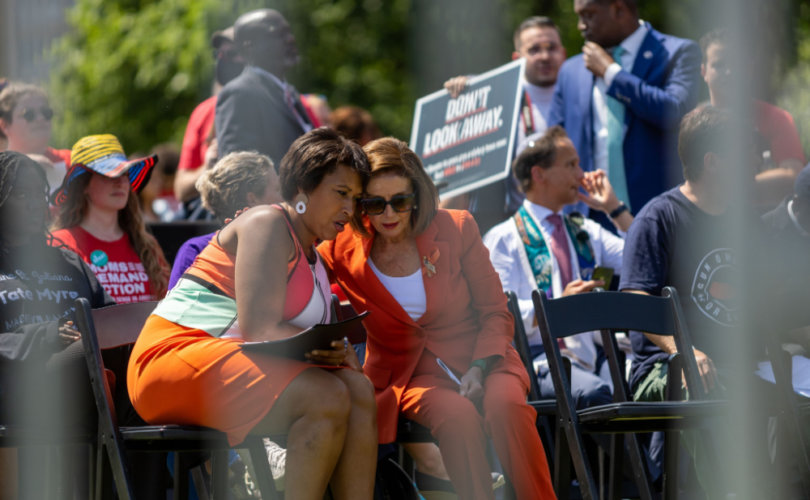 La alcaldesa de Washington DC prohíbe la asistencia a las escuelas en persona, y de manera remota, para todos los estudiantes no vacunados contra el COVID