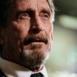 John McAfee fingió su muerte y «todavía está vivo» en Texas, afirma exnovia en documental de Netflix