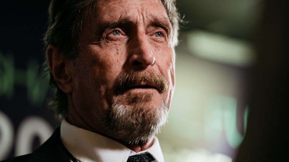 John McAfee fingió su muerte y «todavía está vivo» en Texas, afirma exnovia en documental de Netflix