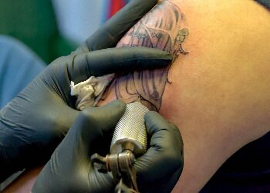 Una nueva investigación sobre las tintas para tatuajes levanta banderas rojas: nanopartículas dañinas, etiquetas a menudo inexactas, etc