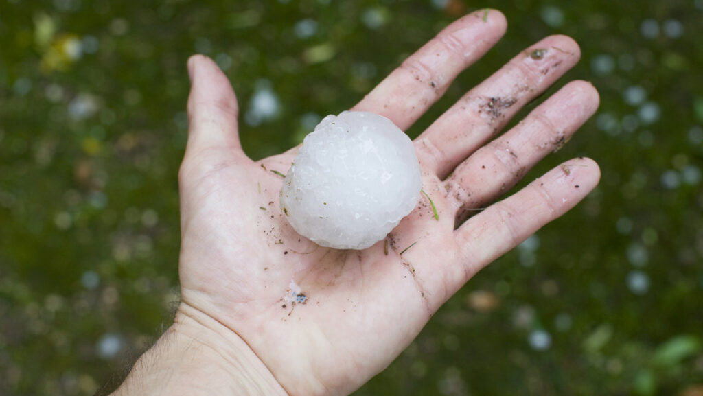 Un bebé de 20 meses muere en España por el impacto de una bola de hielo durante una fuerte granizada