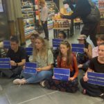 Activistas bloquean acceso a productos lácteos en supermercados e interrumpen su suministro en Reino Unido