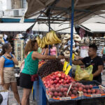 Cada vez más griegos se ven obligados a ahorrar en alimentos mientras aumentan los precios de la energía, según una encuesta