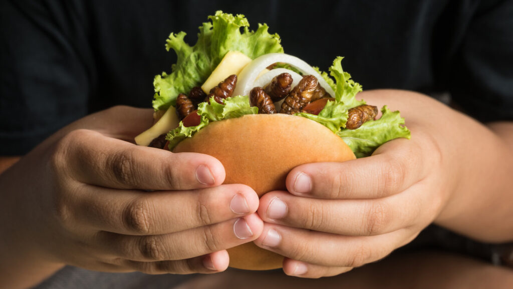 Un restaurante en Tailandia ofrece hamburguesas con grillos que no crujen